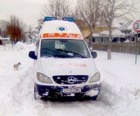 Tânăra din Peştera, la care ambulanţa a ajuns după 4 ore, se simte bine
